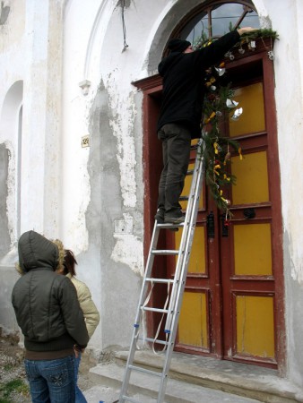 A kapu dísze is a helyére kerül